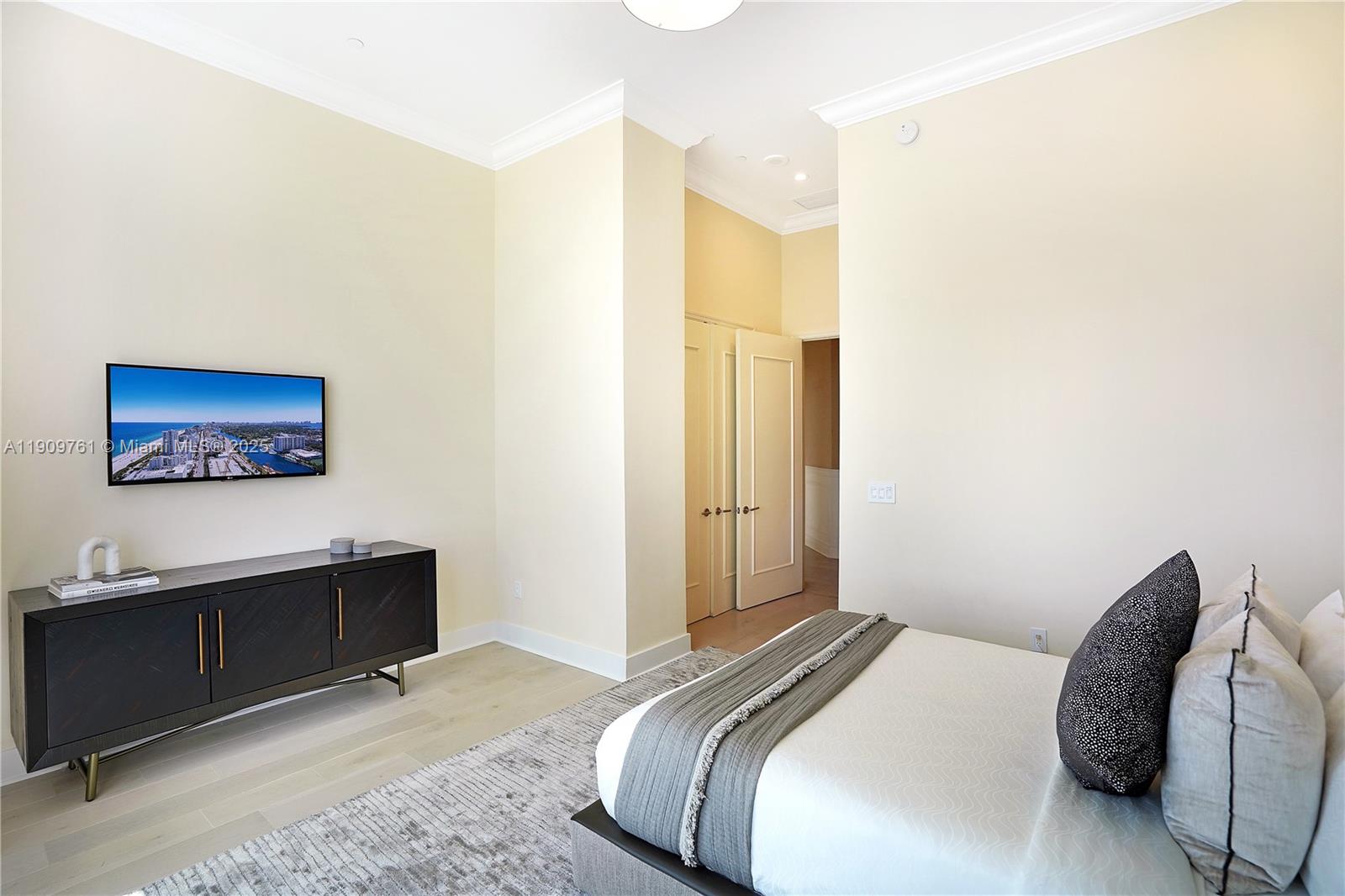 4401 Collins Avenue, Unit PHSOUTH Miami Beach, FL 33140 - Photo 64 of 92 a bedroom with a bed and a desk