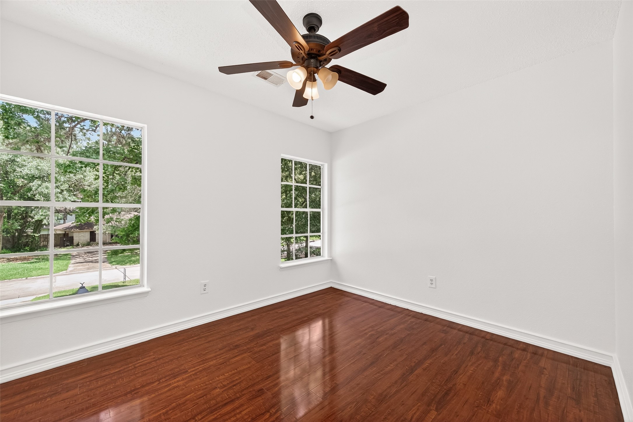 42 Rockridge Drive Spring, TX 77381 - Photo 25 of 39 Secondary bed.