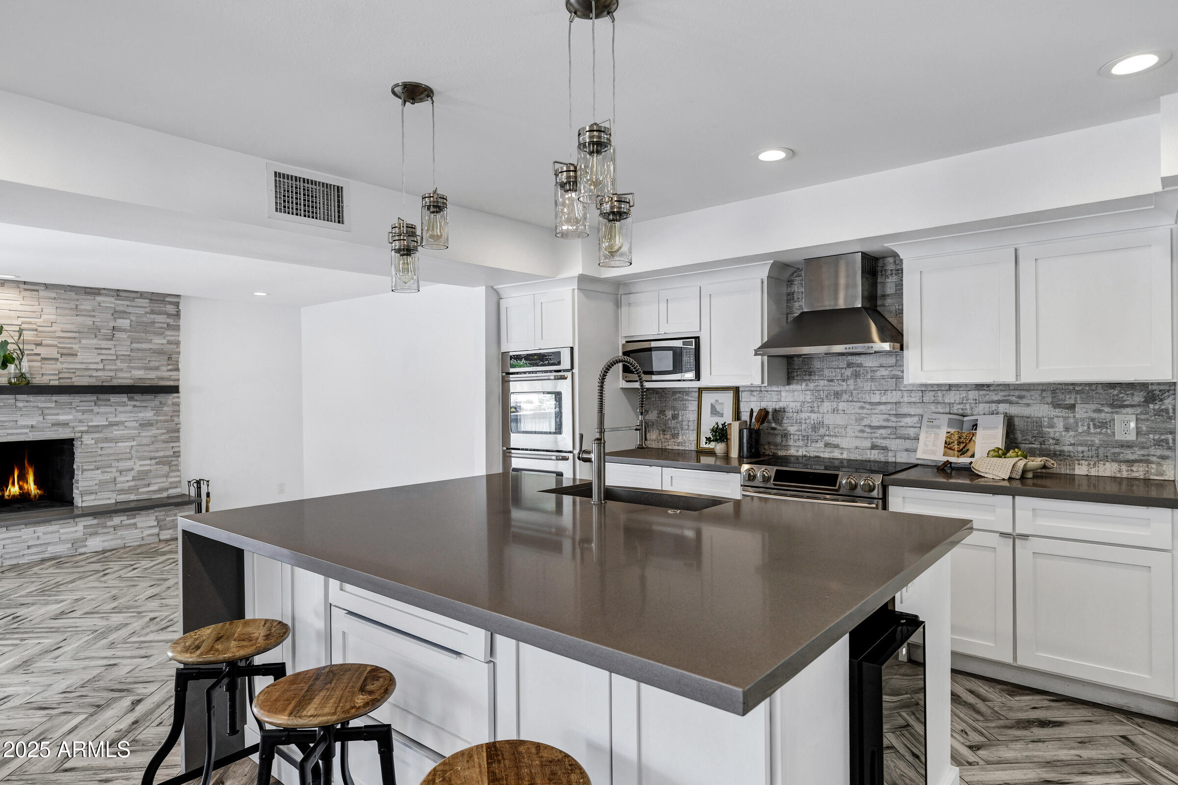 1323 East Whalers Way Tempe, AZ 85283 - Photo 15 of 91 1323 E Whalers Way-10