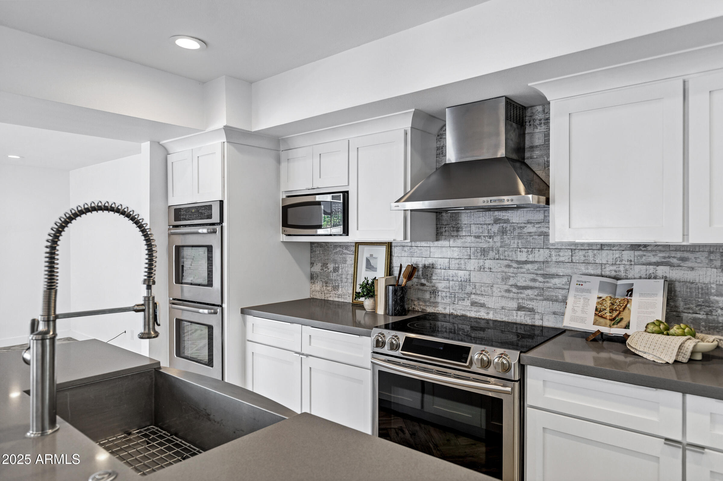 1323 East Whalers Way Tempe, AZ 85283 - Photo 17 of 91 1323 E Whalers Way-12