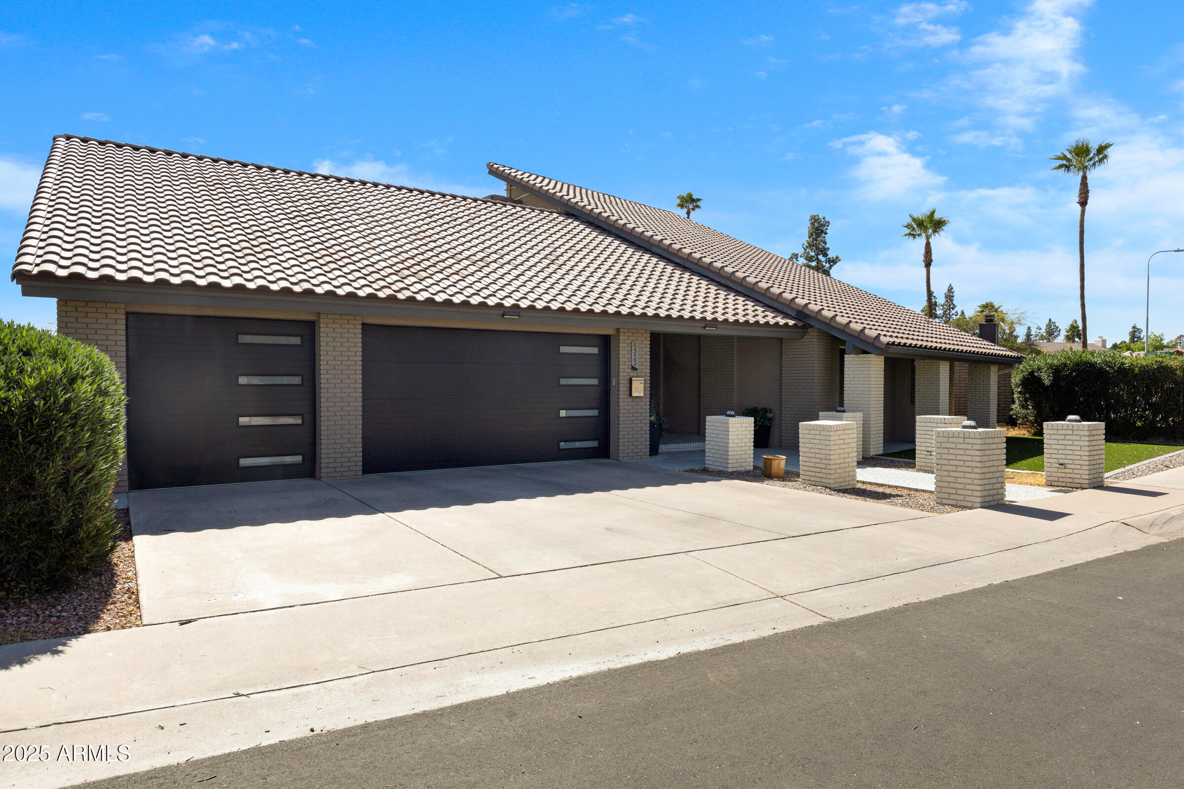 1323 East Whalers Way Tempe, AZ 85283 - Photo 2 of 91 1323 E Whalers Way-2