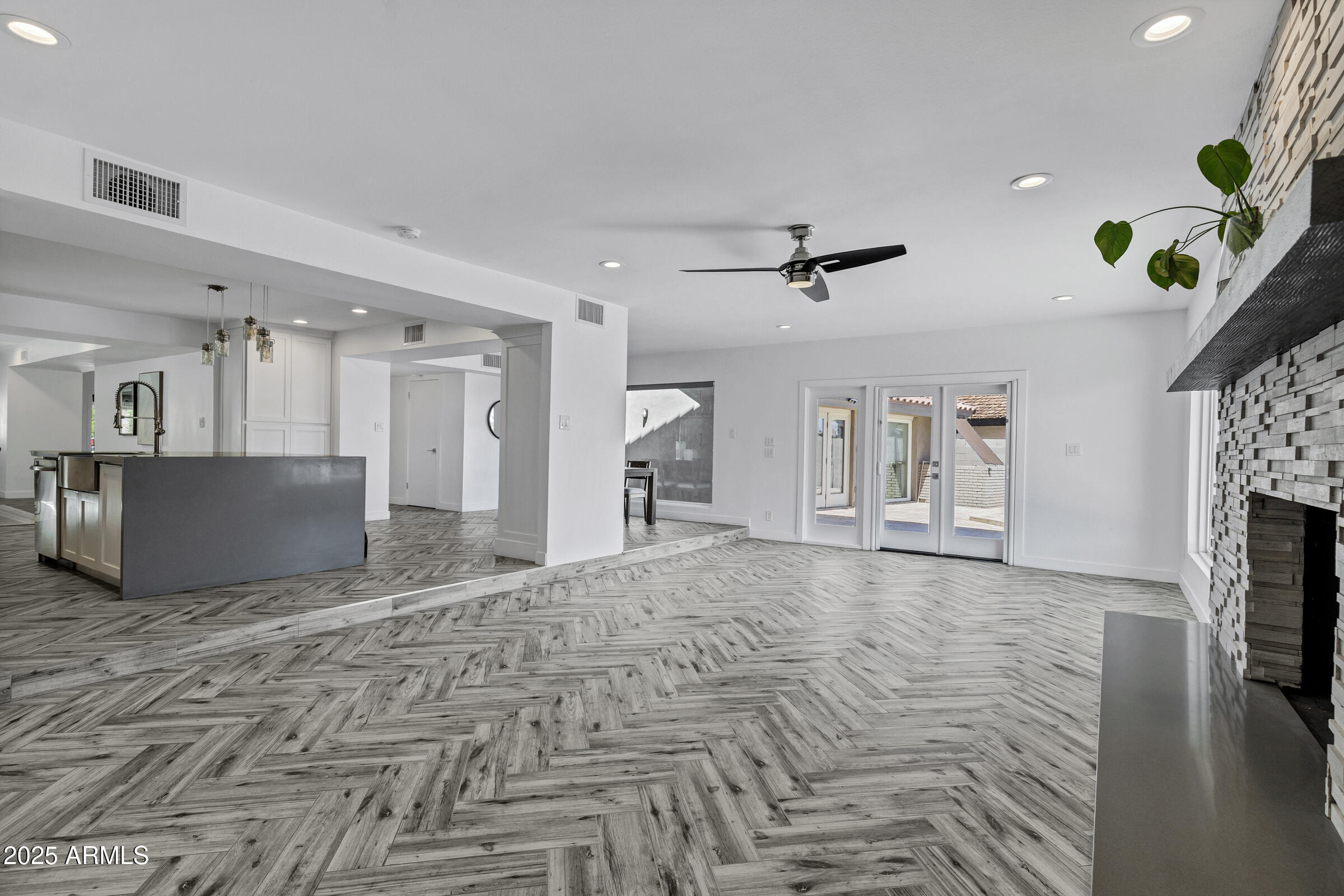 1323 East Whalers Way Tempe, AZ 85283 - Photo 24 of 91 1323 E Whalers Way-19