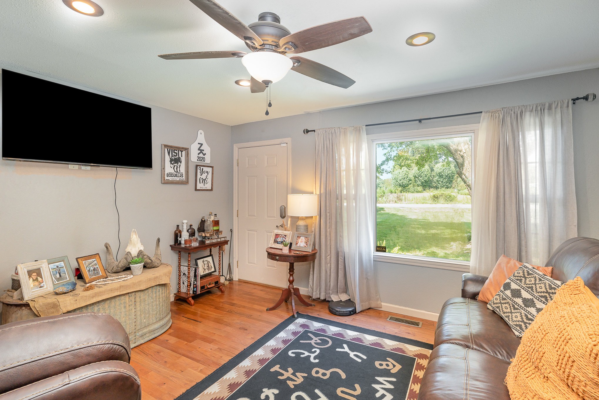 10919 Owens Chapel Road Springfield, TN 37172 - Photo 5 of 23 a living room with furniture and a flat screen tv