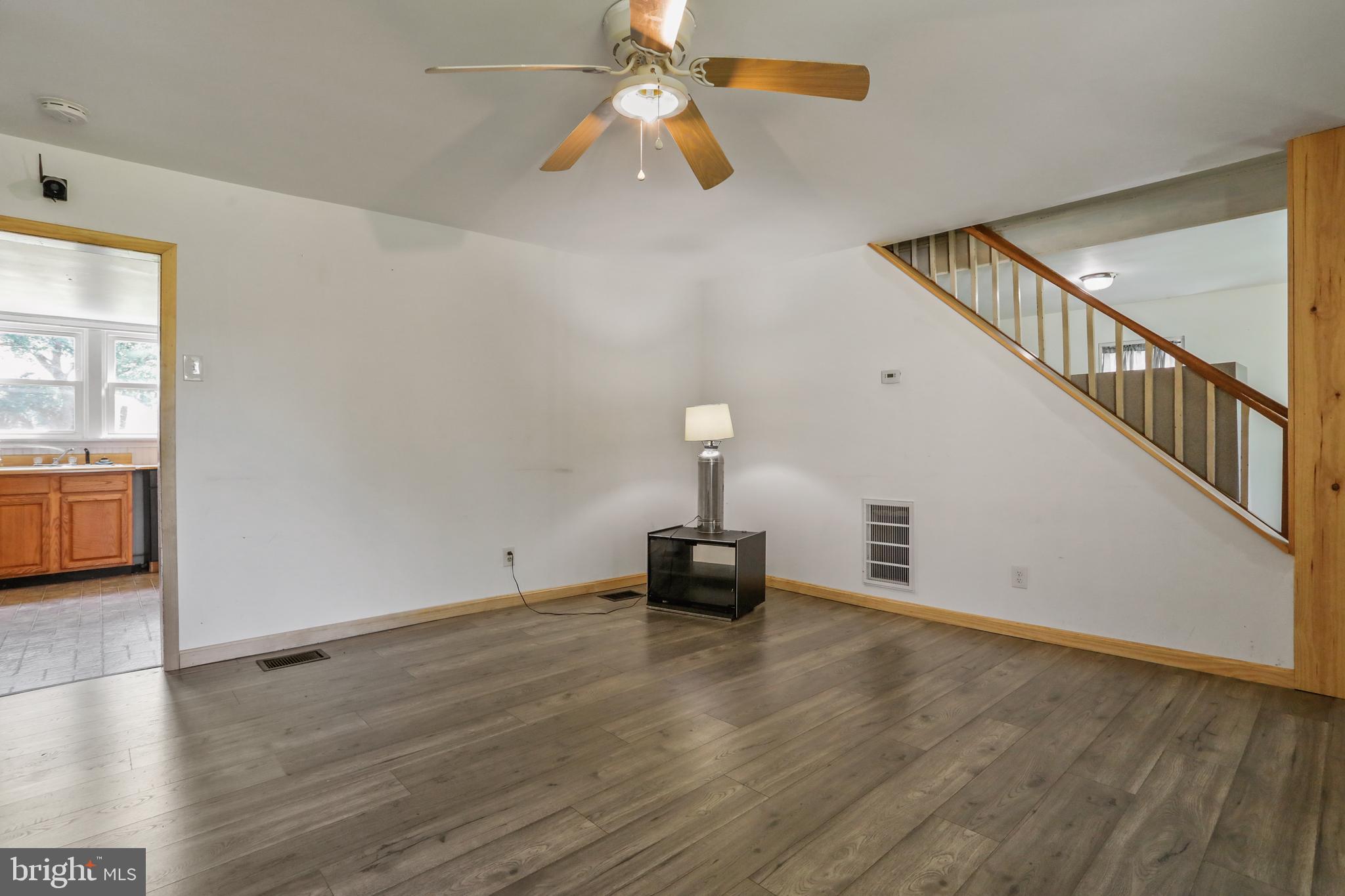 2402 Harpers Ferry Road Sharpsburg, MD 21782 - Photo 35 of 60 Living room