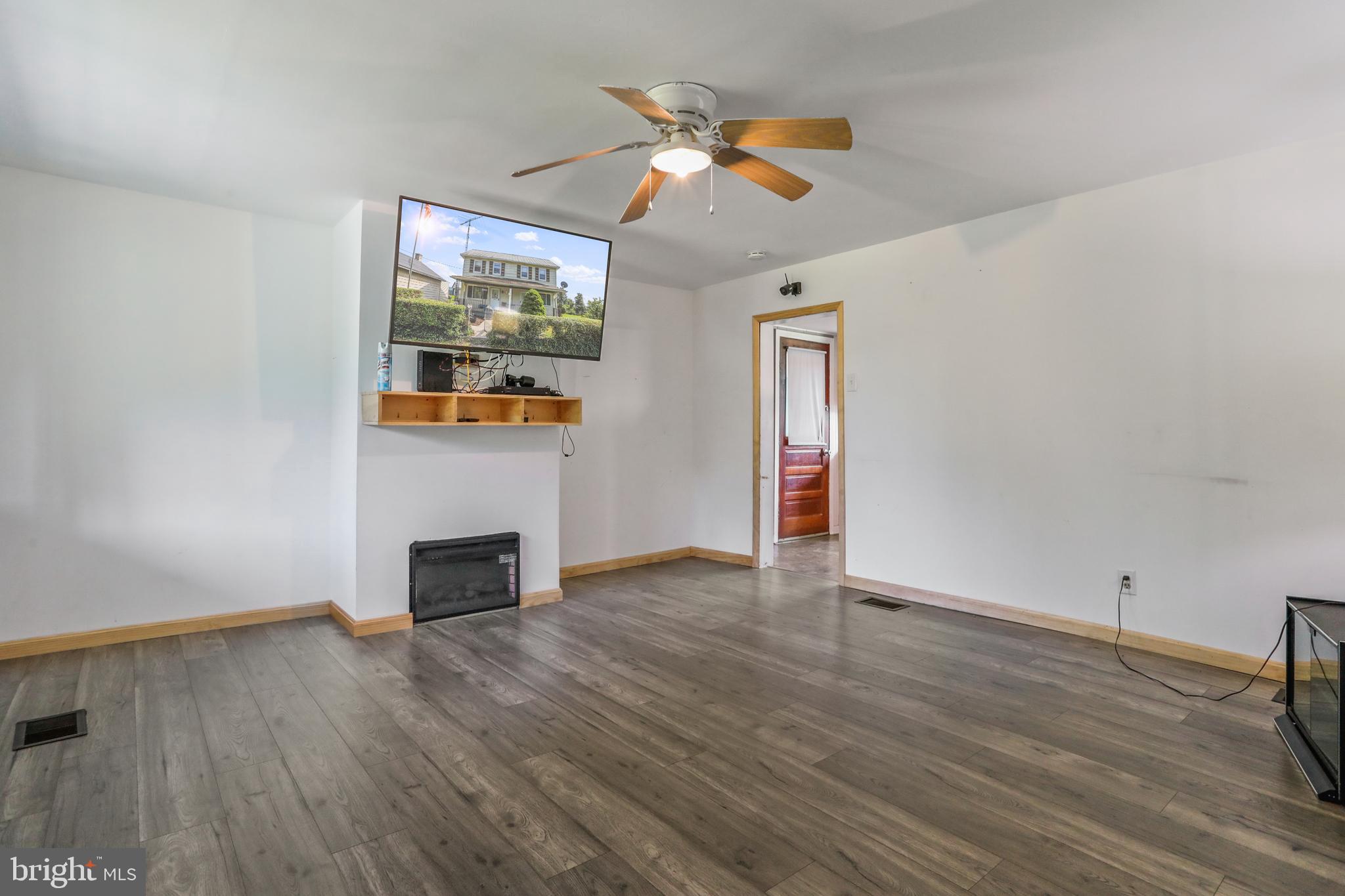 2402 Harpers Ferry Road Sharpsburg, MD 21782 - Photo 36 of 60 Living room