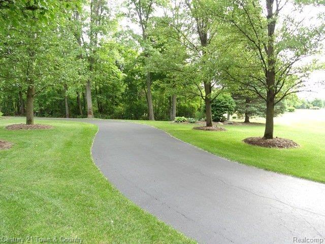 5148 Ridge Trail North Clarkston, MI 48348 - Photo 25 of 25 WINDING DRIVEWAY.