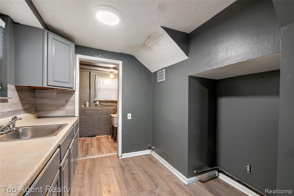 22085 Rausch Avenue Eastpointe, MI 48021 - Photo 15 of 39