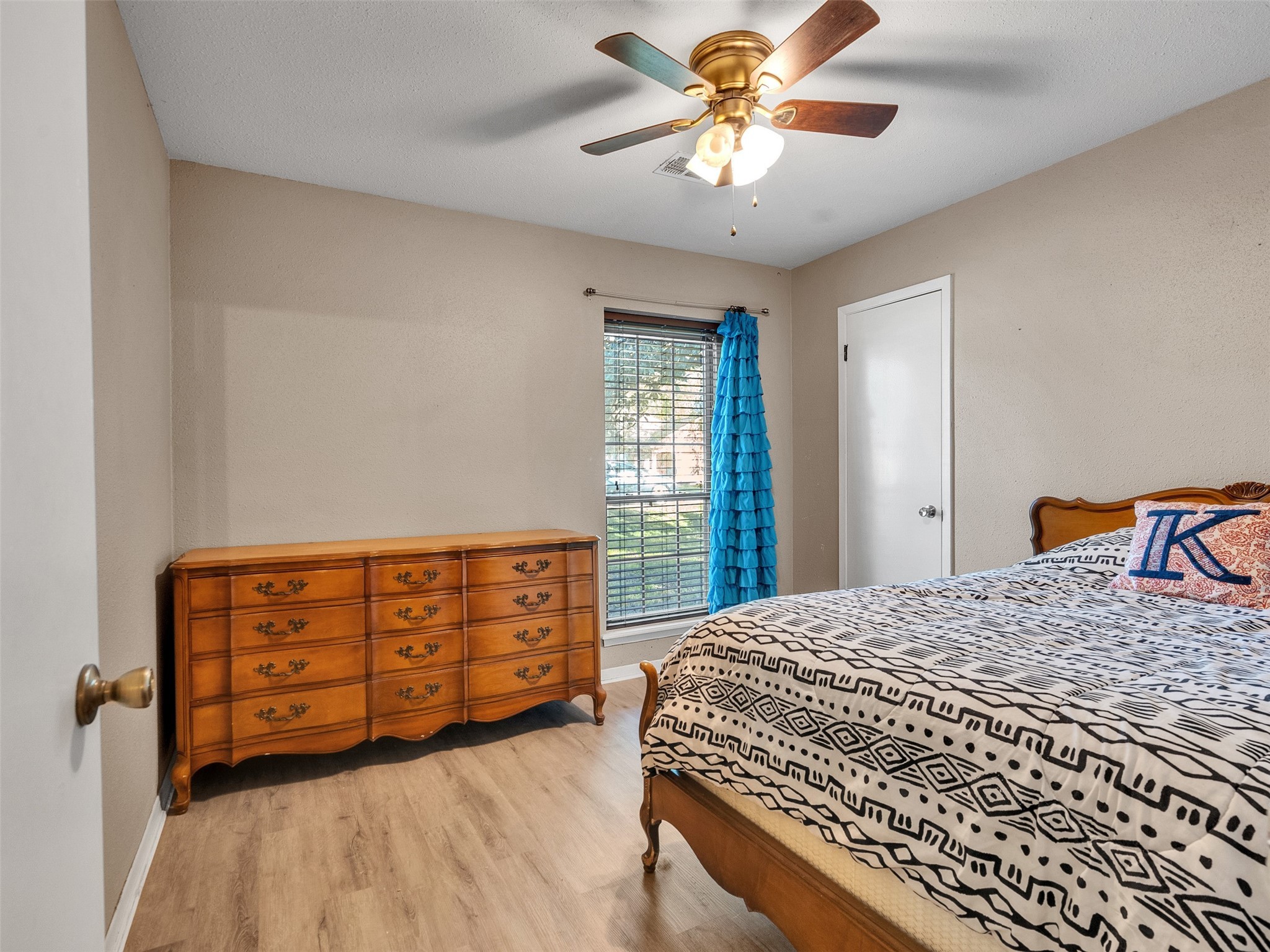 730 Broad Ripple Drive Houston, TX 77336 - Photo 14 of 28 a bedroom with a bed and a chandelier