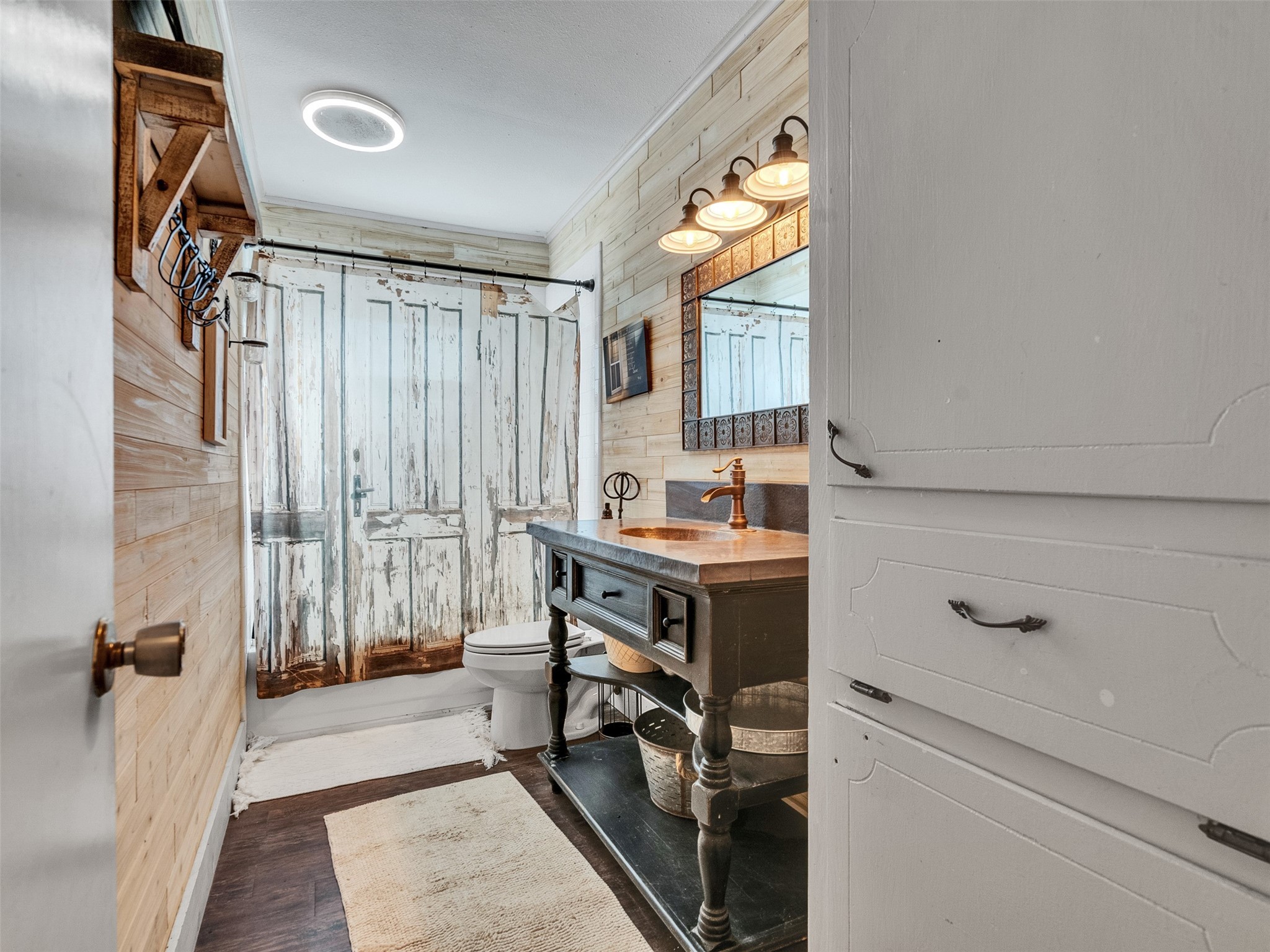 730 Broad Ripple Drive Houston, TX 77336 - Photo 17 of 28 a bathroom with a sink and a mirror