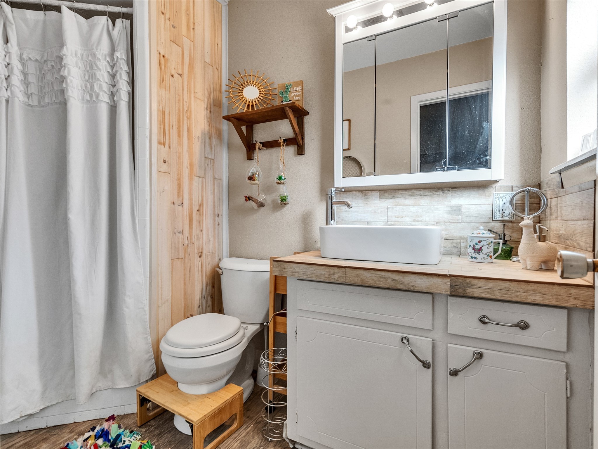 730 Broad Ripple Drive Houston, TX 77336 - Photo 20 of 28 a bathroom with a toilet a sink and mirror