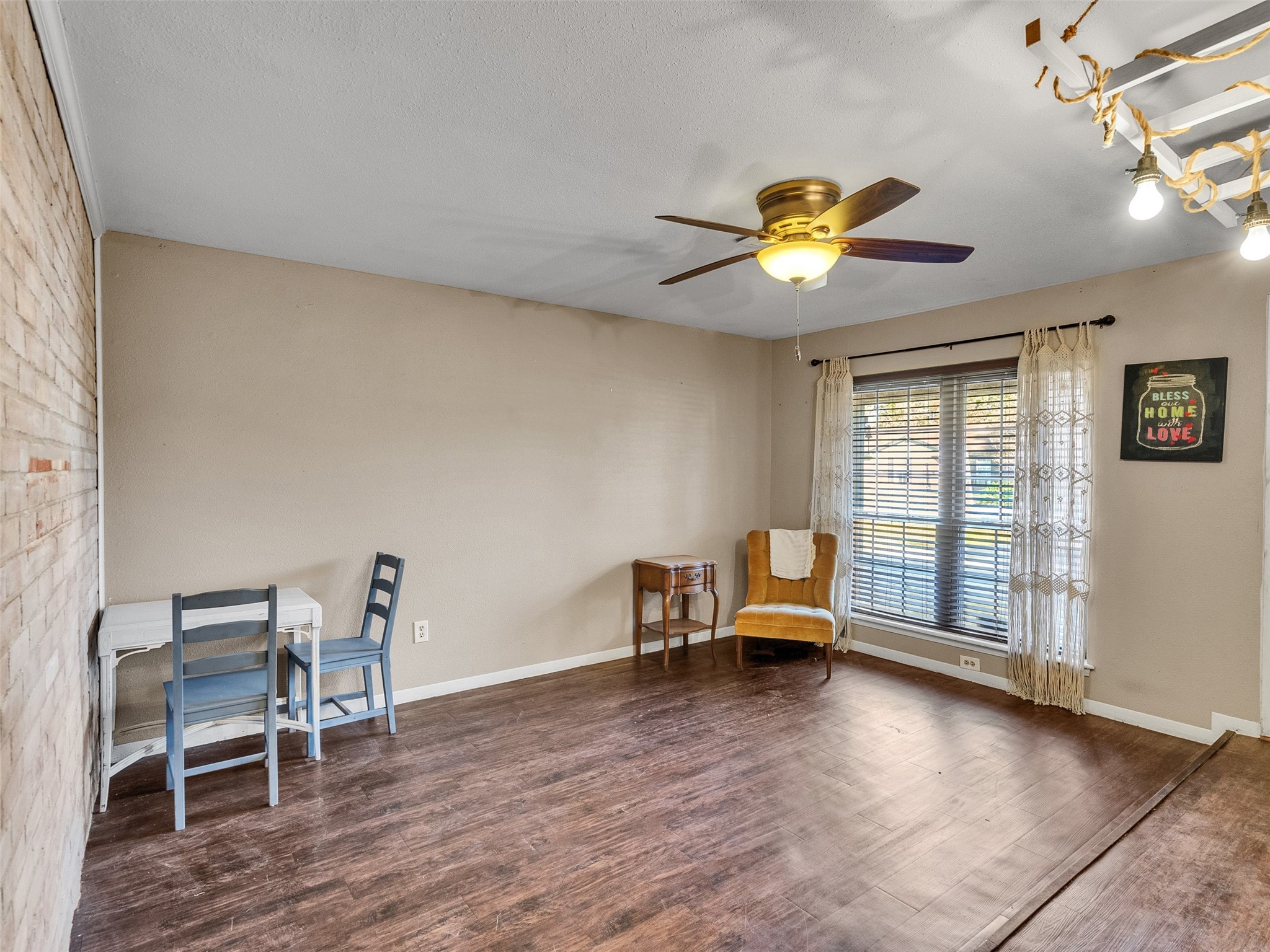 730 Broad Ripple Drive Houston, TX 77336 - Photo 4 of 28 a living room with furniture and a table