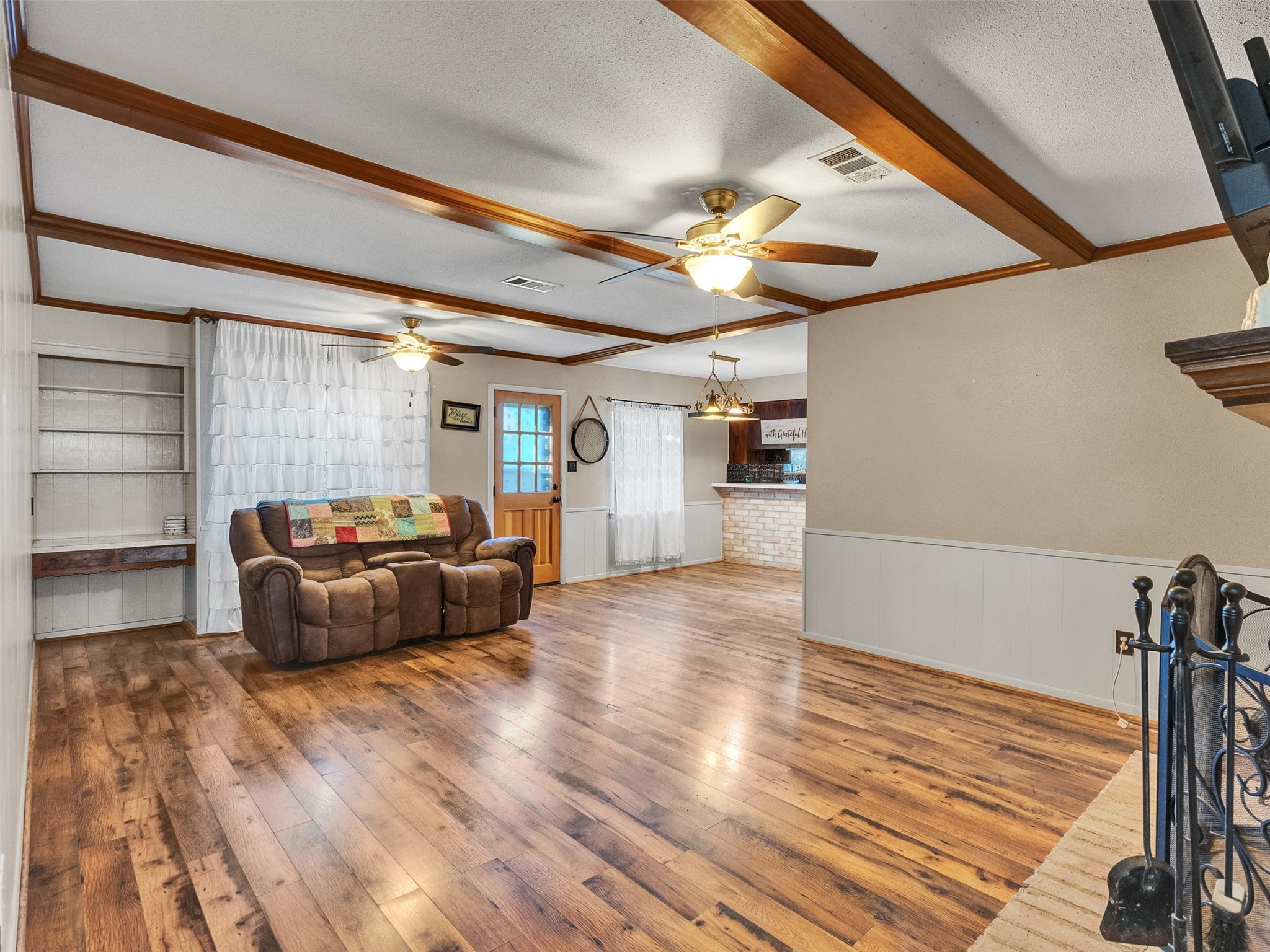 730 Broad Ripple Drive Houston, TX 77336 - Photo 5 of 28 a living room with furniture and a wooden floor