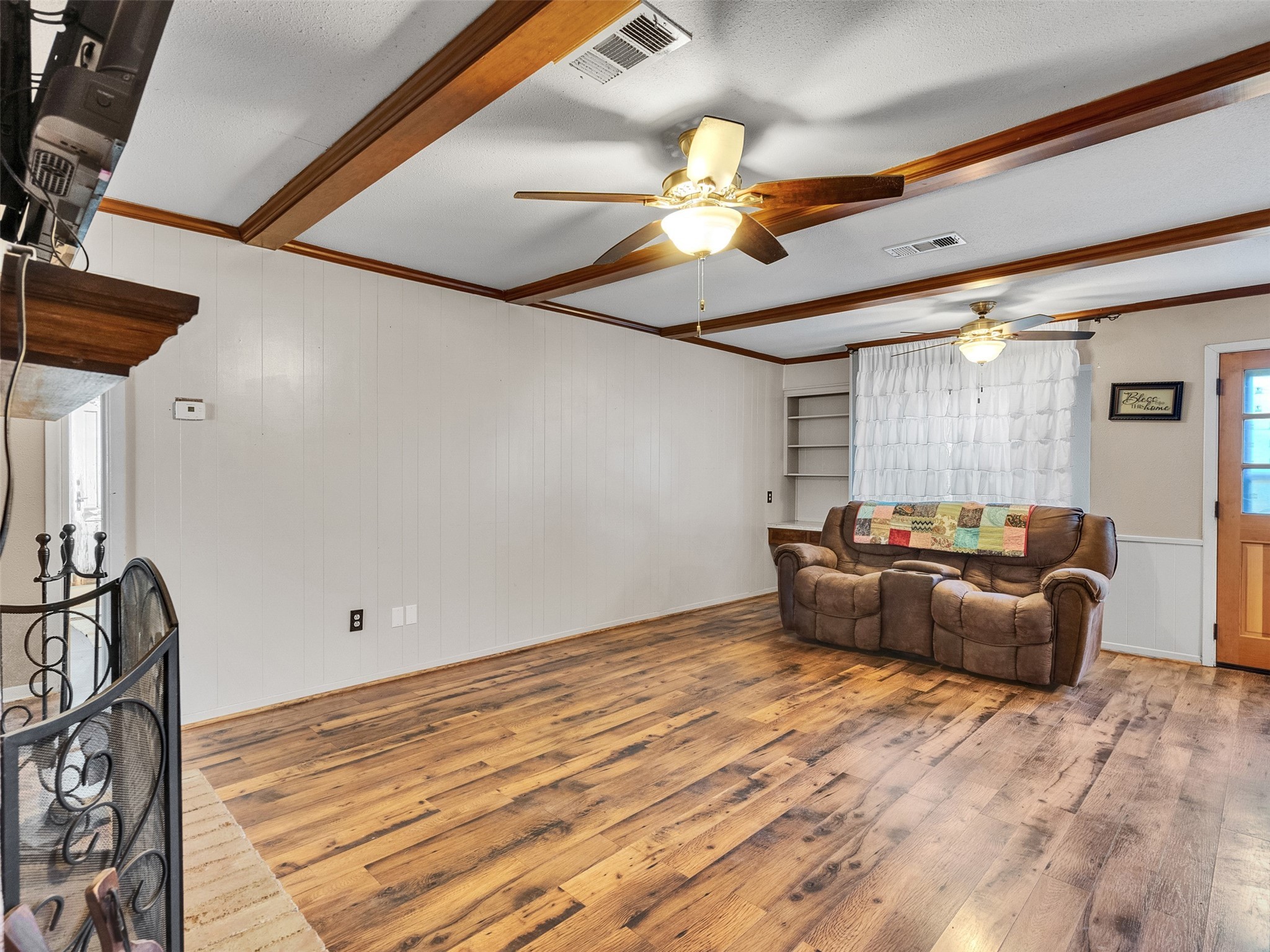 730 Broad Ripple Drive Houston, TX 77336 - Photo 6 of 28 a living room with furniture