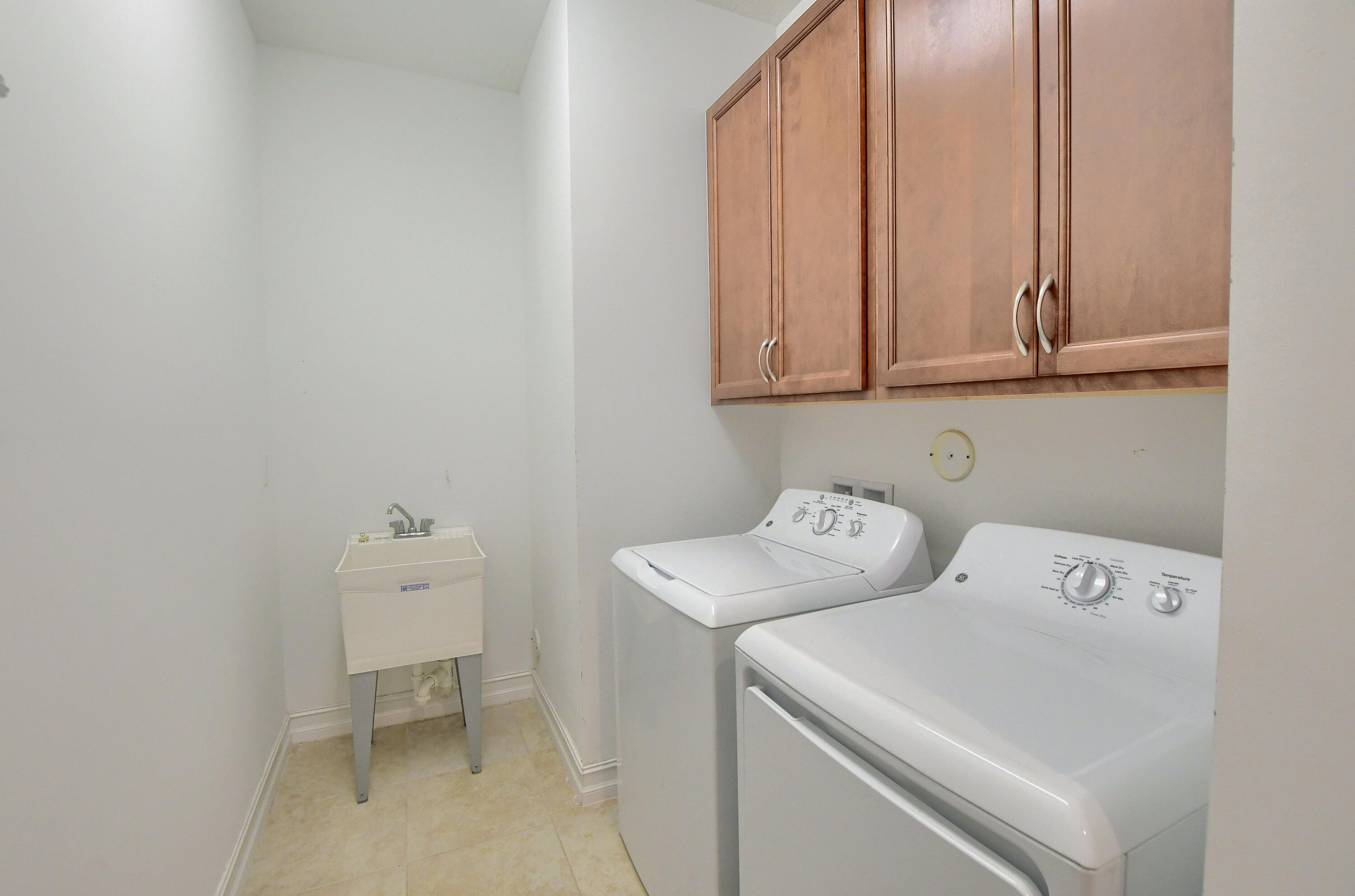 100 Northwest 69th Circle, Unit 15 Boca Raton, FL 33487 - Photo 29 of 45 Laundry