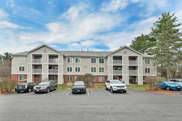 $294,500 | 3 Timberwood Drive, Unit 106, Goffstown, NH 03045