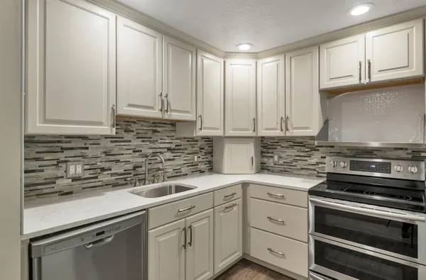 $294,500 | 3 Timberwood Drive, Unit 106, Goffstown, NH 03045