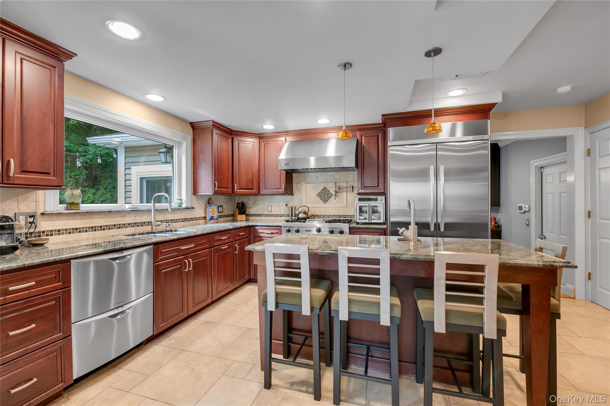 67 Reed Drive Roslyn, NY 11576 - Photo 10 of 28 Gallery Image 10