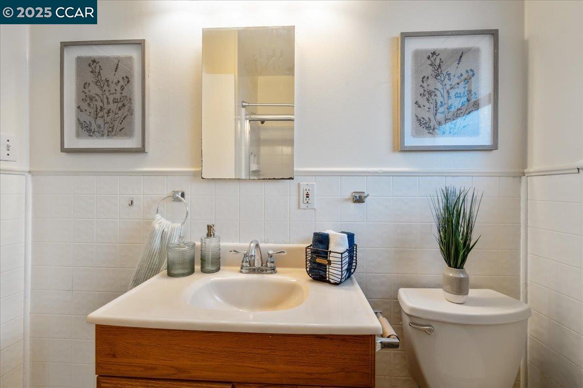 725 Del Norte Street Vallejo, CA 94591 - Photo 12 of 25 a bathroom with a sink and a toilet