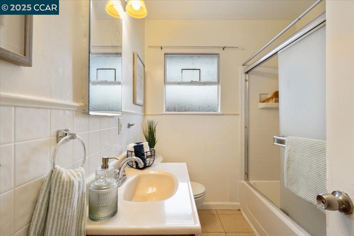 725 Del Norte Street Vallejo, CA 94591 - Photo 13 of 25 a bathroom with a sink a toilet and shower