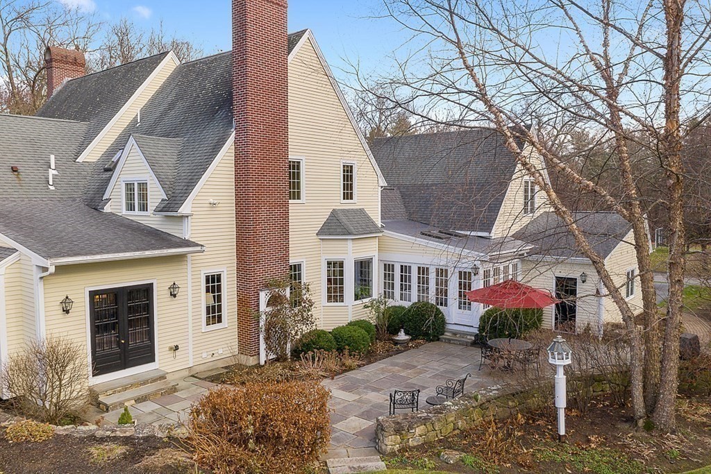 853 Strawberry Hill Road Concord, MA 01742 - Photo 2 of 41 a front view of a house with plants