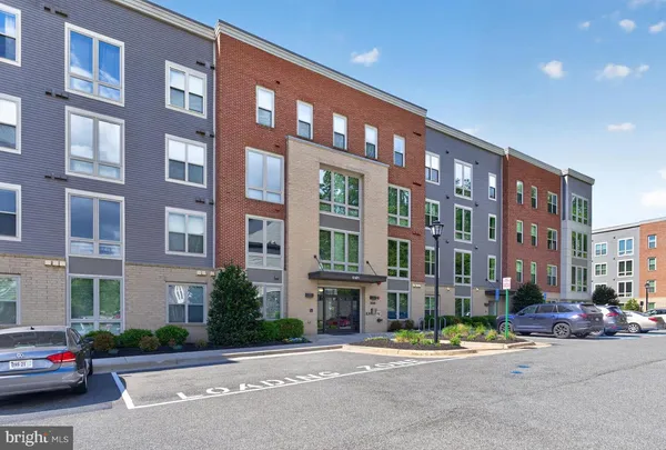 $3,200 | 6101 Fairview Farm Drive, Unit 207, Alexandria, VA 22315