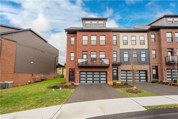$550,000 | 423 Magnolia Drive, Venetia, PA 15367