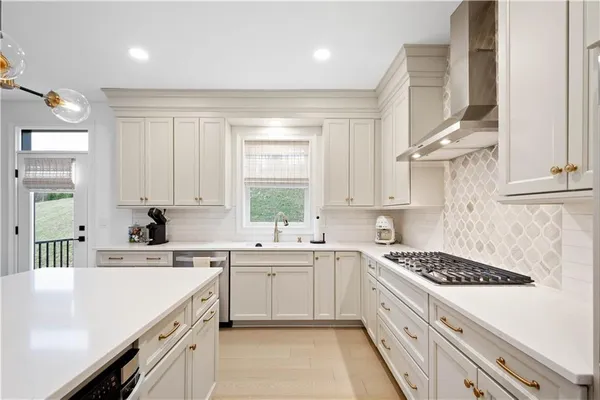 $550,000 | 423 Magnolia Drive, Venetia, PA 15367