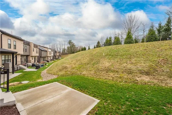 $550,000 | 423 Magnolia Drive, Venetia, PA 15367