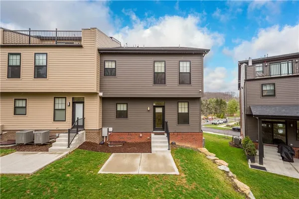 $550,000 | 423 Magnolia Drive, Venetia, PA 15367