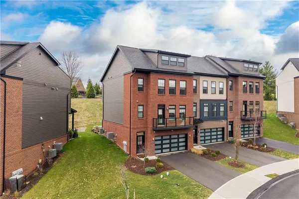 $550,000 | 423 Magnolia Drive, Venetia, PA 15367