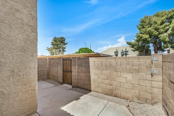 $1,800 | 222 West Brown Road, Unit 104, Mesa, AZ 85201