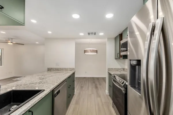 $1,800 | 222 West Brown Road, Unit 104, Mesa, AZ 85201