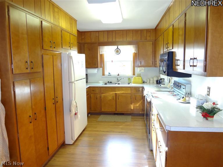 1409 East Strub Road Sandusky, OH 44870 - Photo 6 of 11 Fully applianced kitchen, wood laminate flooring.