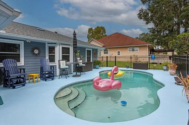 an outdoor sitting area with a tub