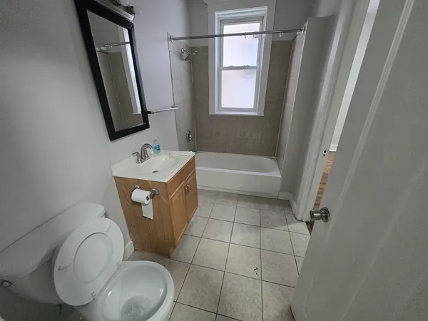 $1,750 | 6812 South Cornell Avenue, Unit 1N, Chicago, IL 60649