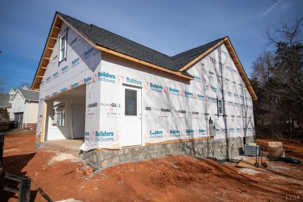 a view of a house with backyard and sitting area