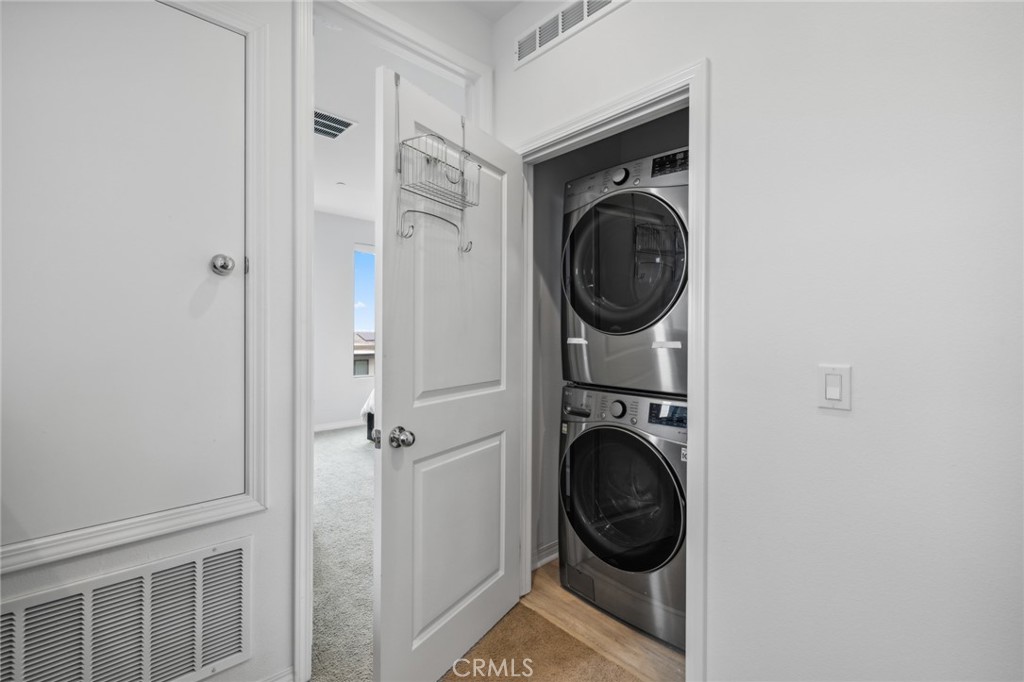 160 Keeper Irvine, CA 92618 - Photo 18 of 29 a utility room with dryer and washer