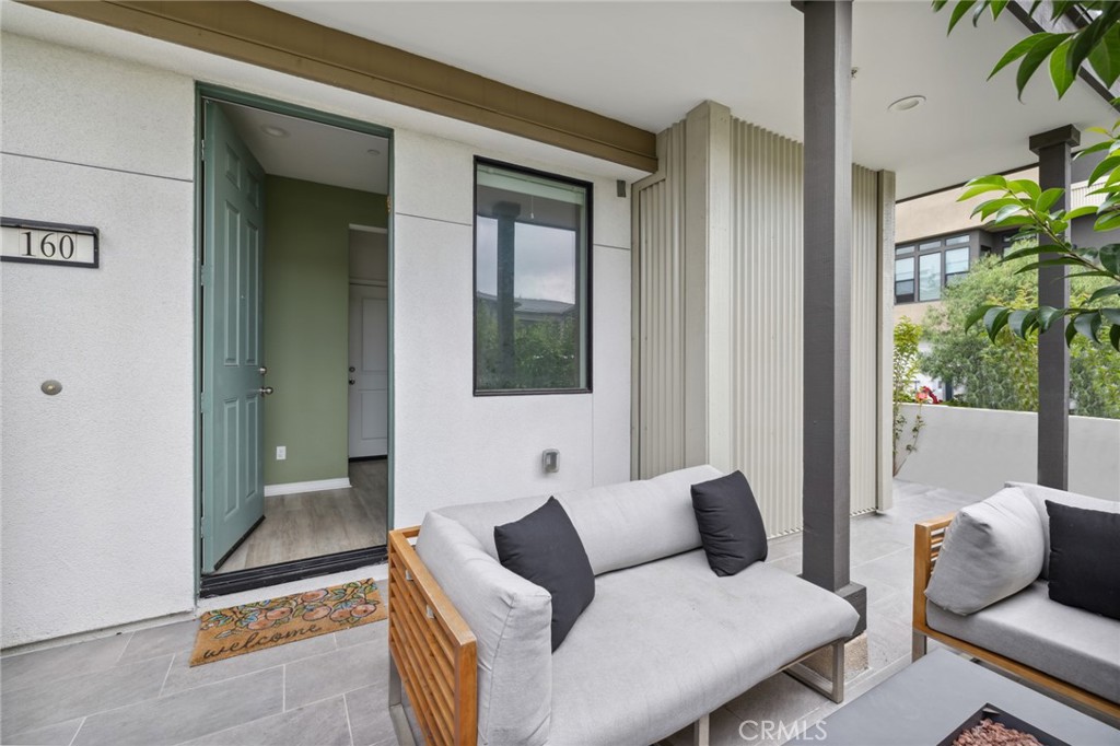 160 Keeper Irvine, CA 92618 - Photo 19 of 29 a living room with furniture and a potted plant
