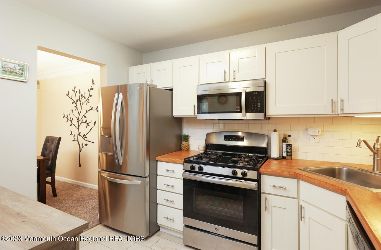 309 Raintree Court, Unit 309 Helmetta, NJ 08828 - Photo 8 of 22 Kitchen