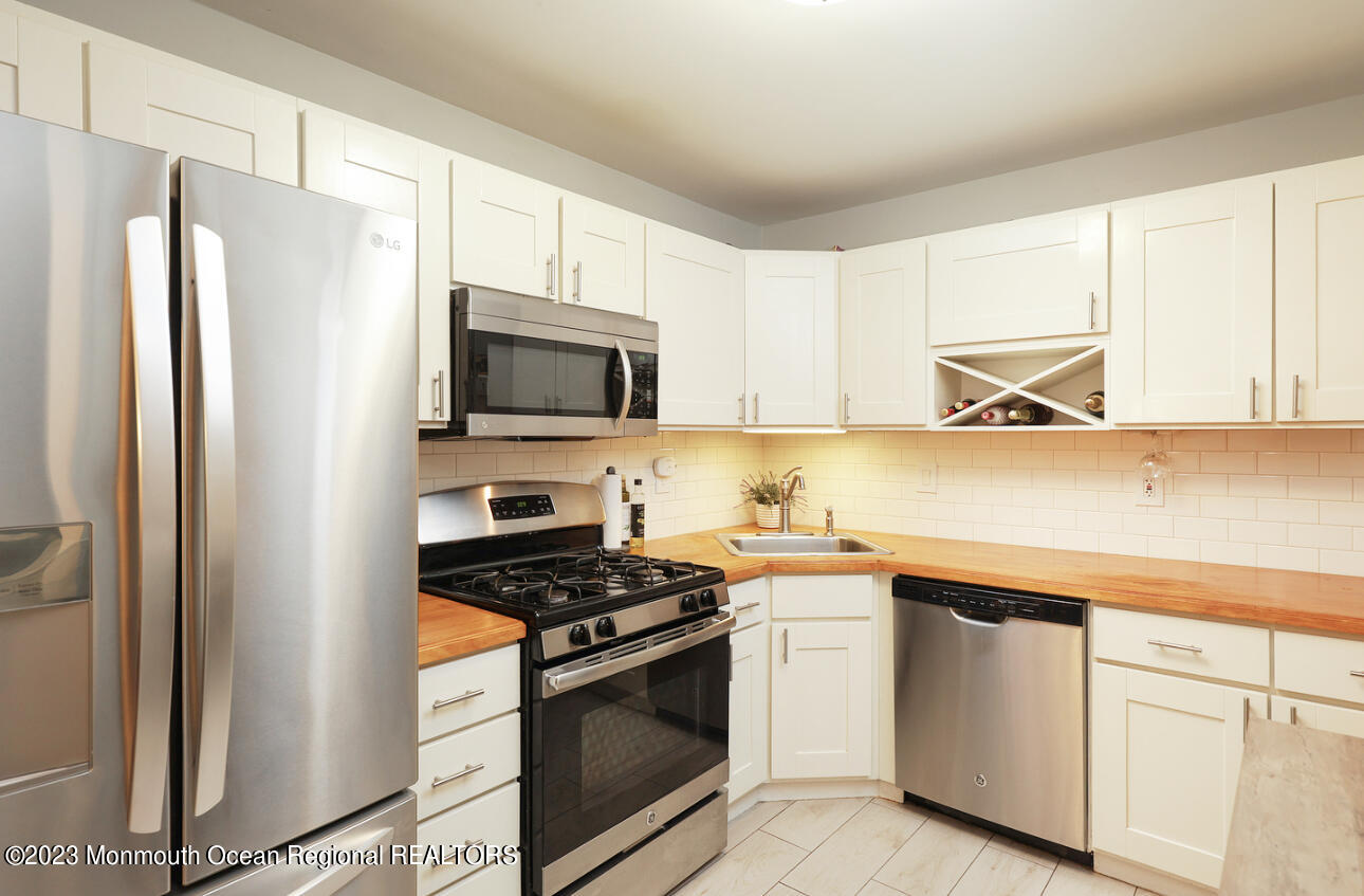 309 Raintree Court, Unit 309 Helmetta, NJ 08828 - Photo 9 of 22 Kitchen