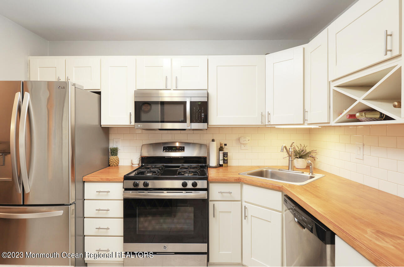 309 Raintree Court, Unit 309 Helmetta, NJ 08828 - Photo 10 of 22 Kitchen