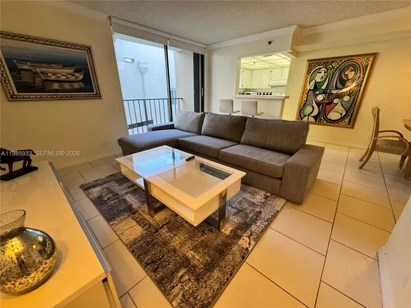 $2,800 | 2625 Collins Avenue, Unit 320, Miami Beach, FL 33140