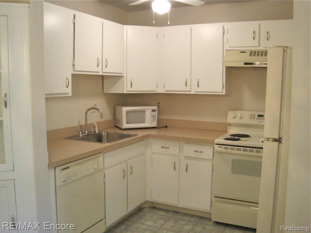 4921 Crooks Road, Unit 96 Royal Oak, MI 48073 - Photo 8 of 19 Kitchen with a all appliances