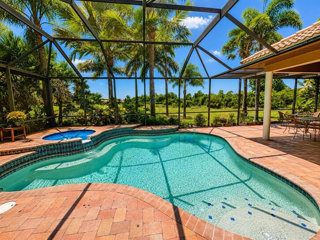 6828 Honeysuckle Trail Lakewood Ranch, FL 34202 - Photo 3 of 25