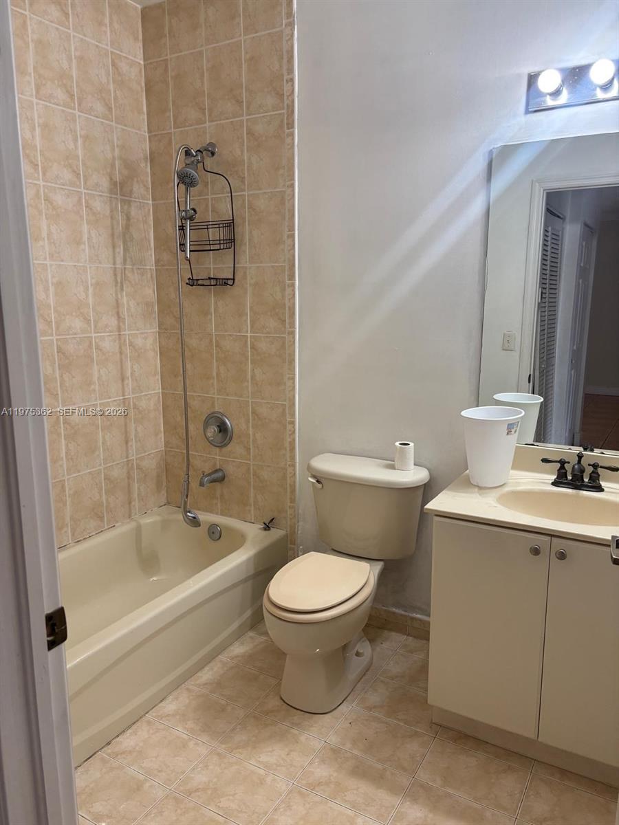 371 Northeast 26th Terrace, Unit 101 Homestead, FL 33033 - Photo 5 of 10 a bathroom with a toilet sink and bathtub