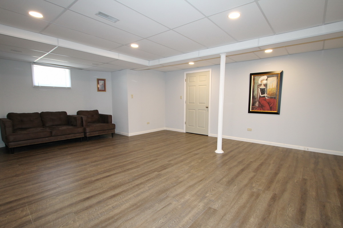 2165 Hidden Valley Drive Naperville, IL 60565 - Photo 21 of 29 a living room with furniture and wooden floor