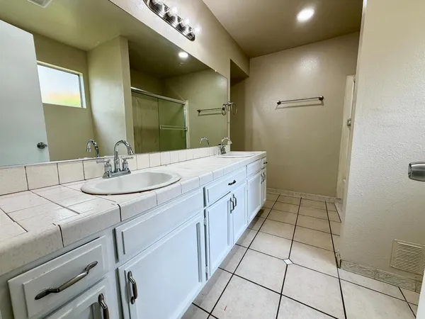 $190,000 | 1250 East Shaw Avenue, Unit 122, Fresno, CA 93710