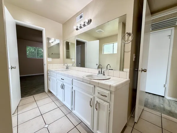 $190,000 | 1250 East Shaw Avenue, Unit 122, Fresno, CA 93710