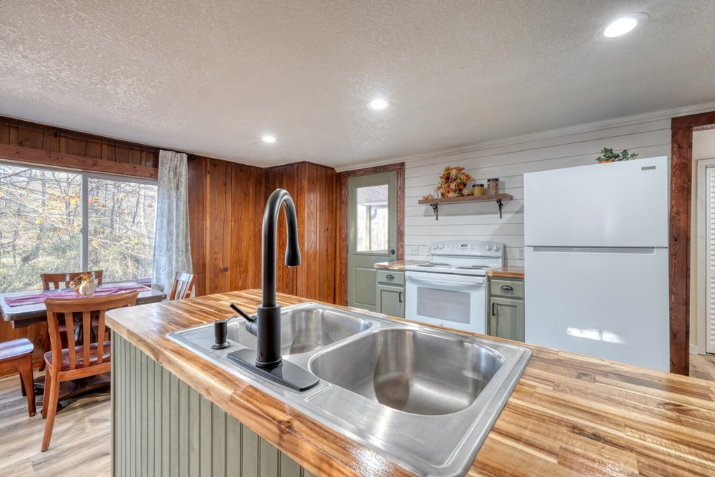 408 Smith Road Brasstown, NC 28902 - Photo 10 of 38