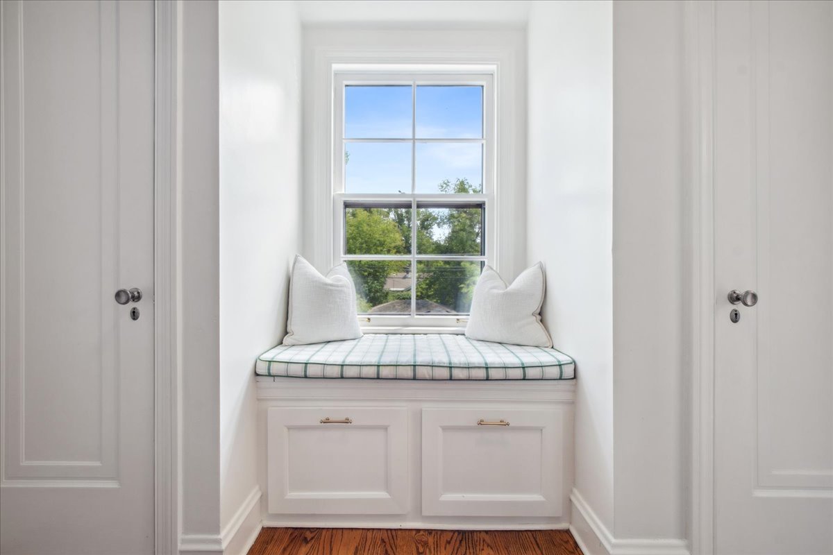 2429 Prospect Avenue Evanston, IL 60201 - Photo 15 of 31 a view of front door with hallway